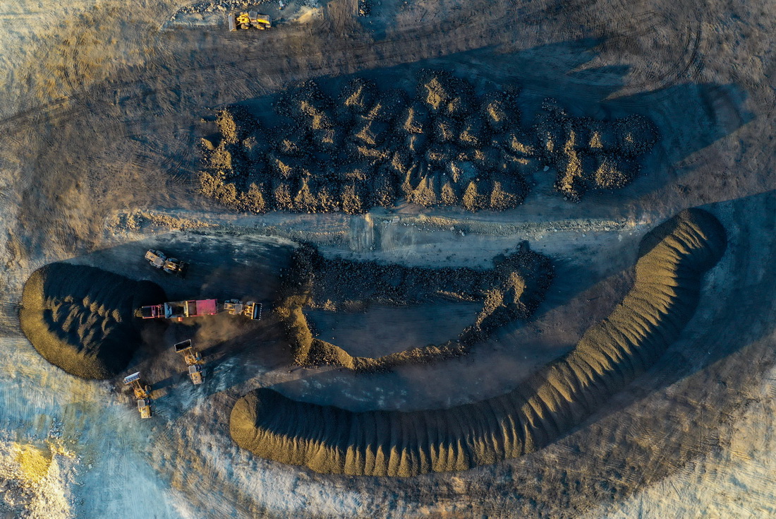 在鄂尔多斯市伊金霍洛旗纳林陶亥镇荣恒煤矿，工人们将煤块加工成煤粉（2021年12月15日摄，无人机照片）。新华社记者 连振 摄