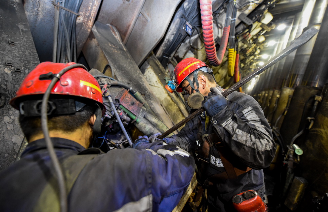 在鄂尔多斯市伊金霍洛旗神华集团上湾煤矿，工人们在100多米深的矿井下抢修采煤设备（2021年12月16日摄）。新华社记者 连振 摄
