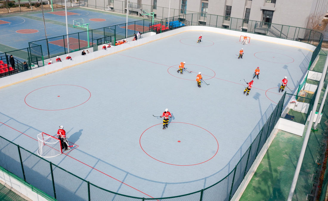 在明光中学室外轮滑场地，球员们在进行训练（无人机照片，1月15日摄）。新华社记者 杜宇 摄