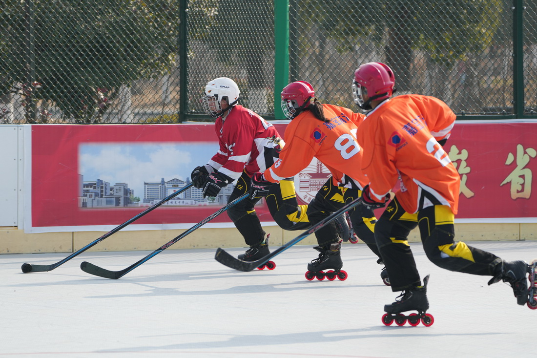 在明光中学室外轮滑场地，球员们在进行训练（1月15日摄）。新华社记者 杜宇 摄