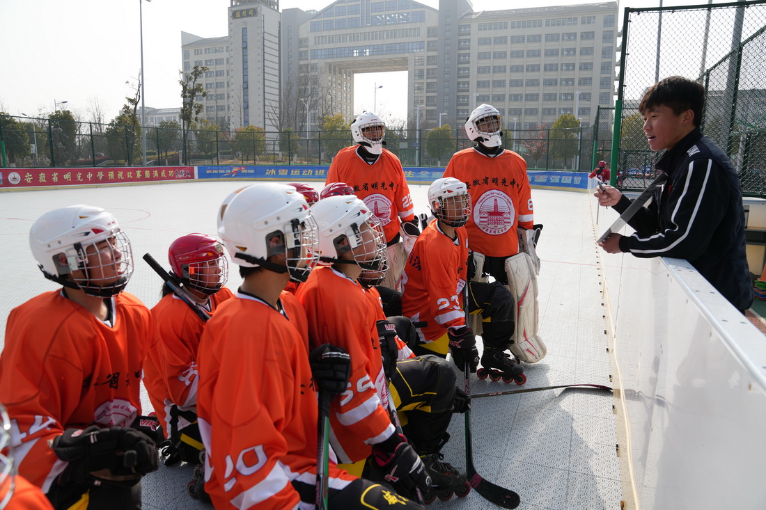 在明光中学室外轮滑场地，教练在训练后对球员表现进行点评（1月15日摄）。新华社记者 杜宇 摄