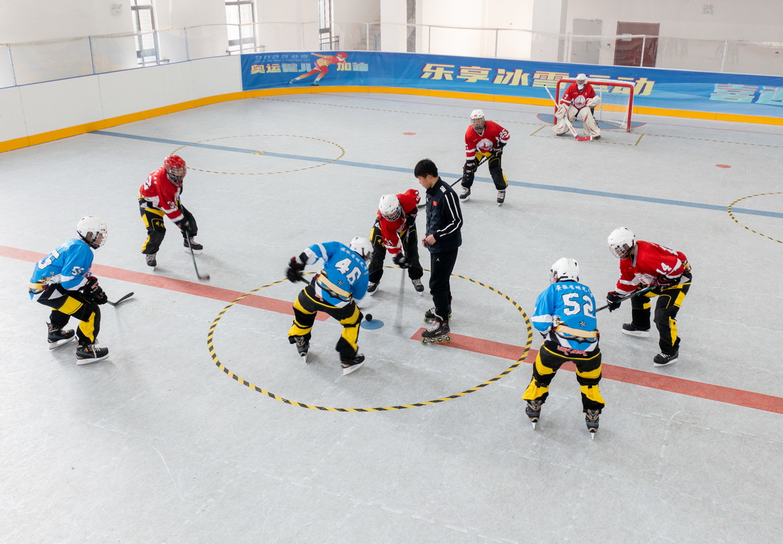 在明光中学仿真冰球场地，球员们在进行训练（无人机照片，1月15日摄）。新华社记者 杜宇 摄