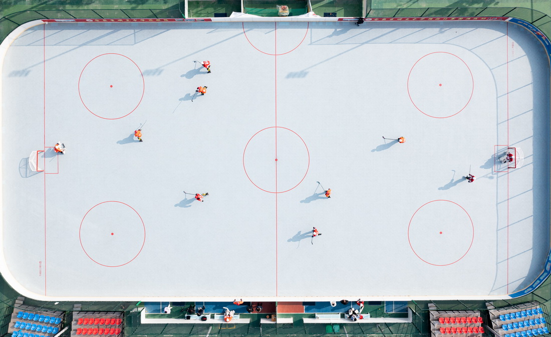 在明光中学室外轮滑场地，球员们在进行训练（无人机照片，1月15日摄）。新华社记者 杜宇 摄