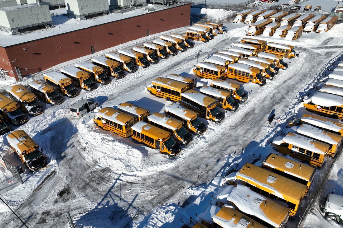 1月18日，在加拿大大多伦多地区斯卡伯勒，停运的校车被积雪覆盖。新华社/路透