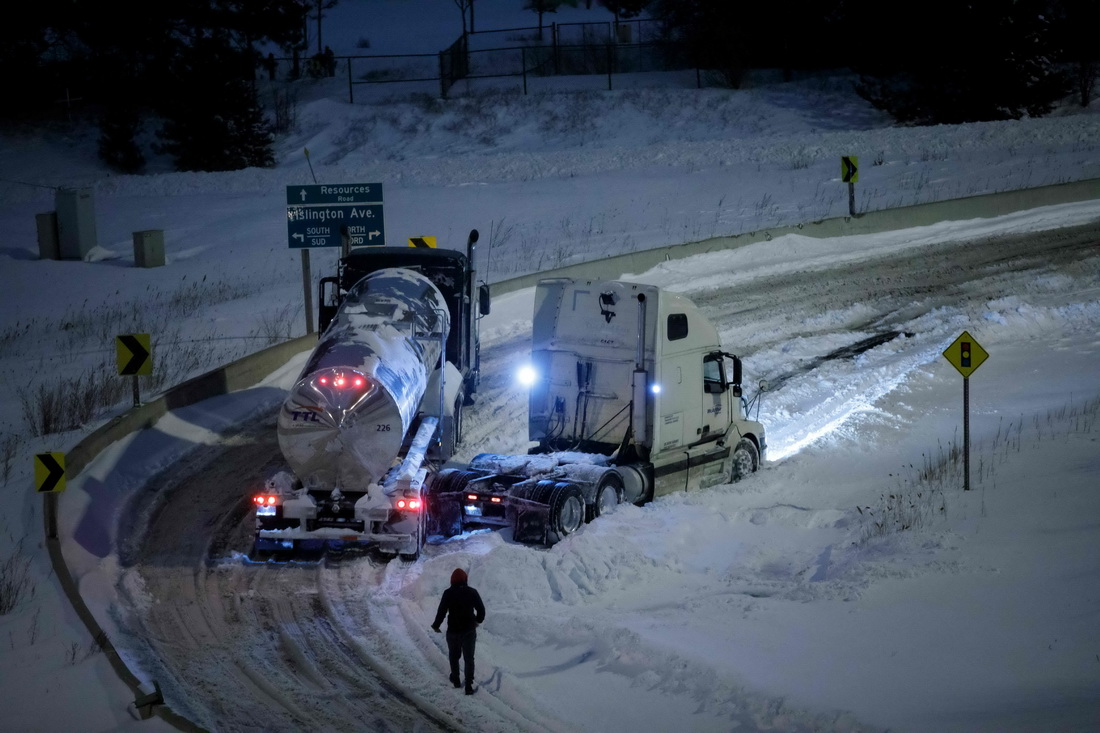 1月17日，卡車停在加拿大多倫多一處積雪的道路上。新華社/法新