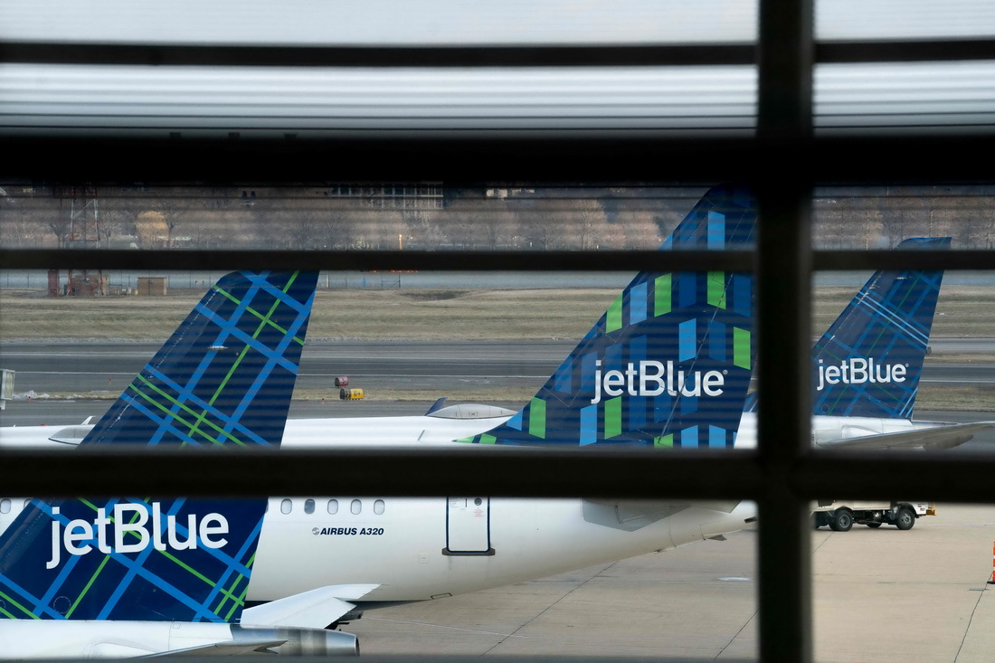 1月18日，捷蓝航空公司客机停在美国弗吉尼亚州阿灵顿的罗纳德・里根华盛顿国家机场停机坪。