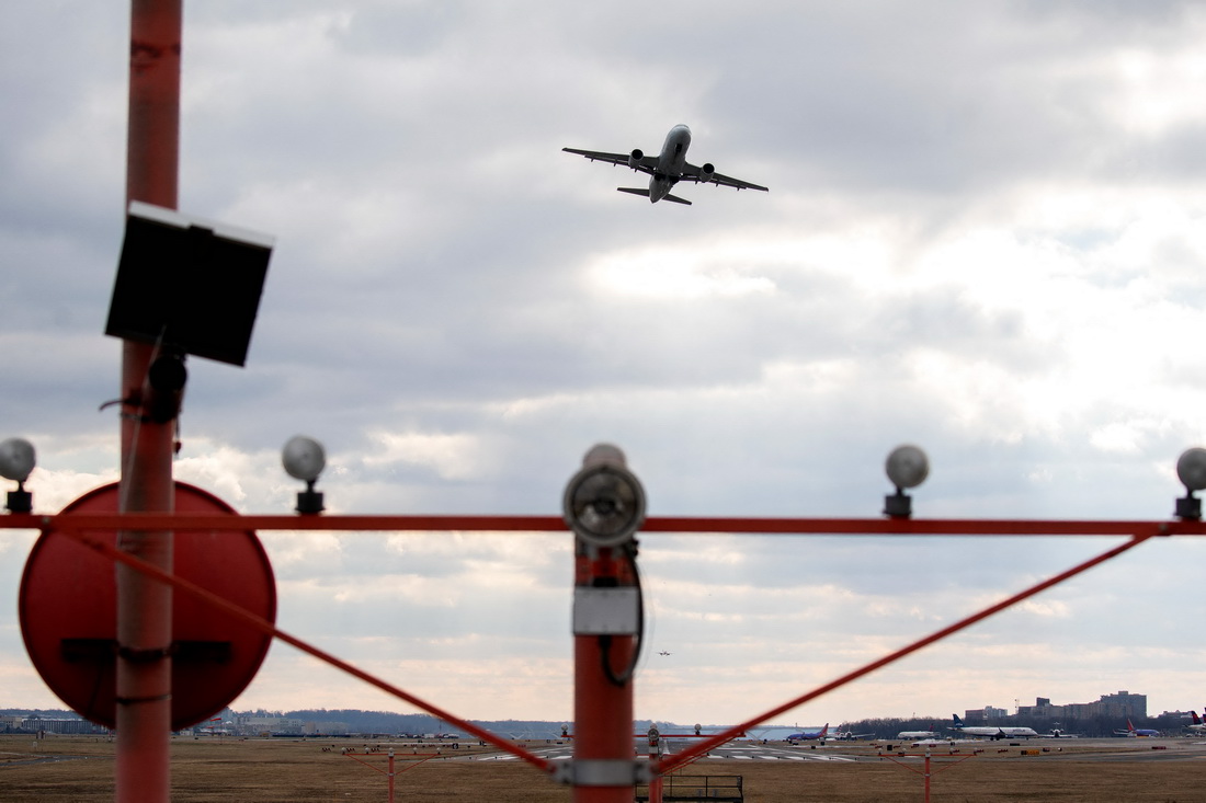 1月18日，一架客机在美国弗吉尼亚州阿灵顿的罗纳德・里根华盛顿国家机场起飞。