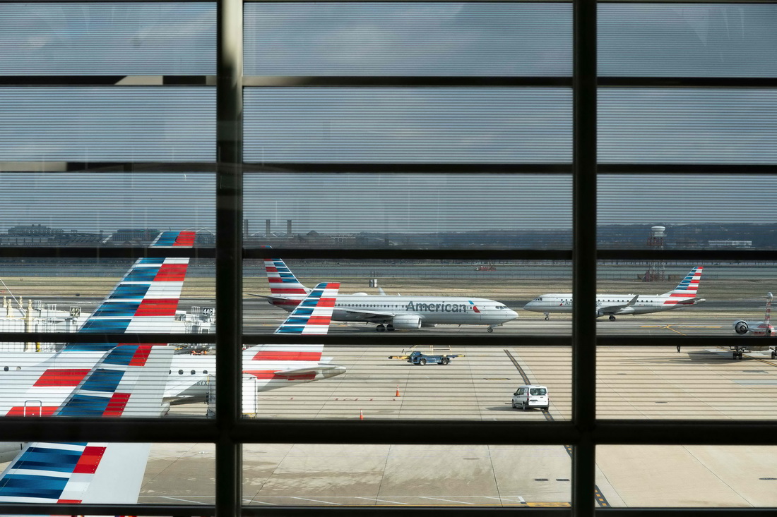 1月18日，美国航空公司客机停在美国弗吉尼亚州阿灵顿的罗纳德・里根华盛顿国家机场停机坪。