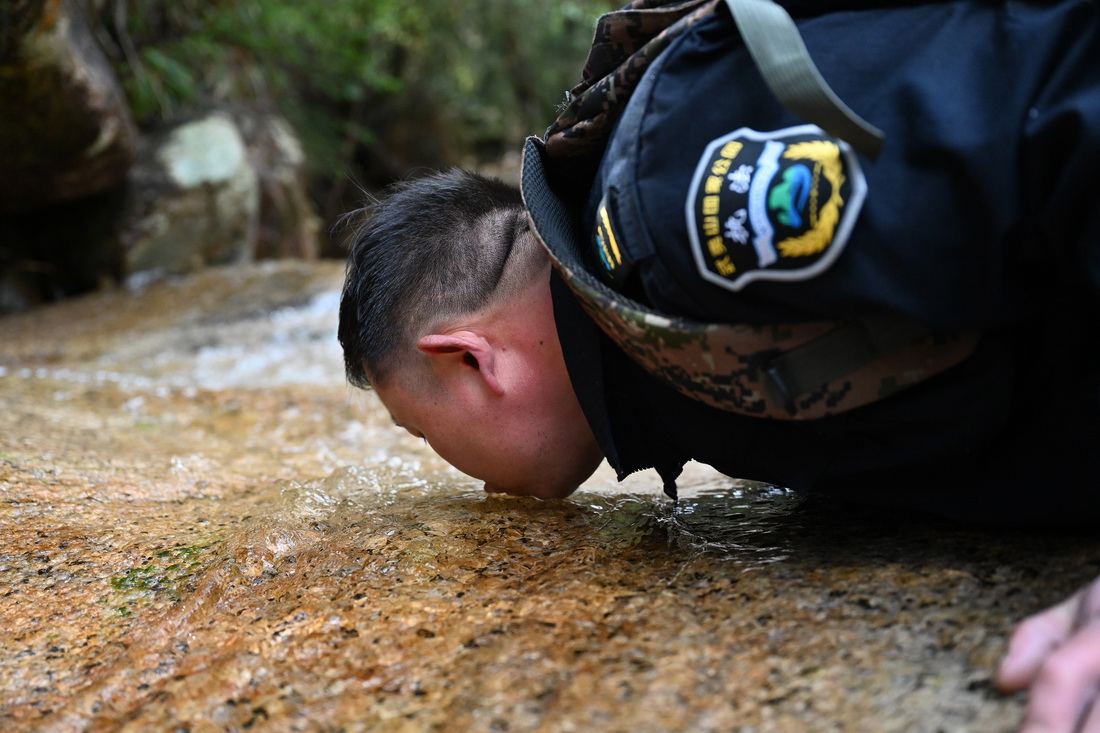 1月19日，武夷山國家公園護林員在飲用溪水。新華社發（周義 攝）