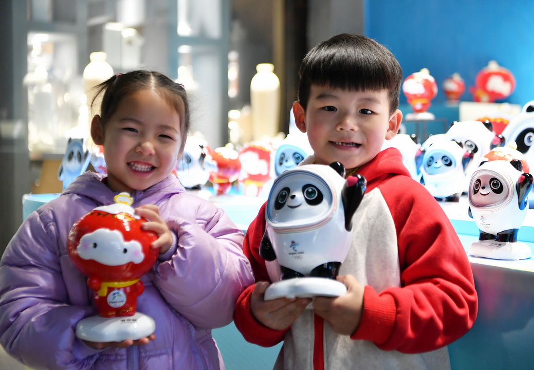 在泉州德化縣陶瓷旅游觀光工廠，6歲的李佳航（右）和7歲的鄭鈺桐（左）各自購買了陶瓷“冰墩墩”、“雪容融”（1月19日攝）。