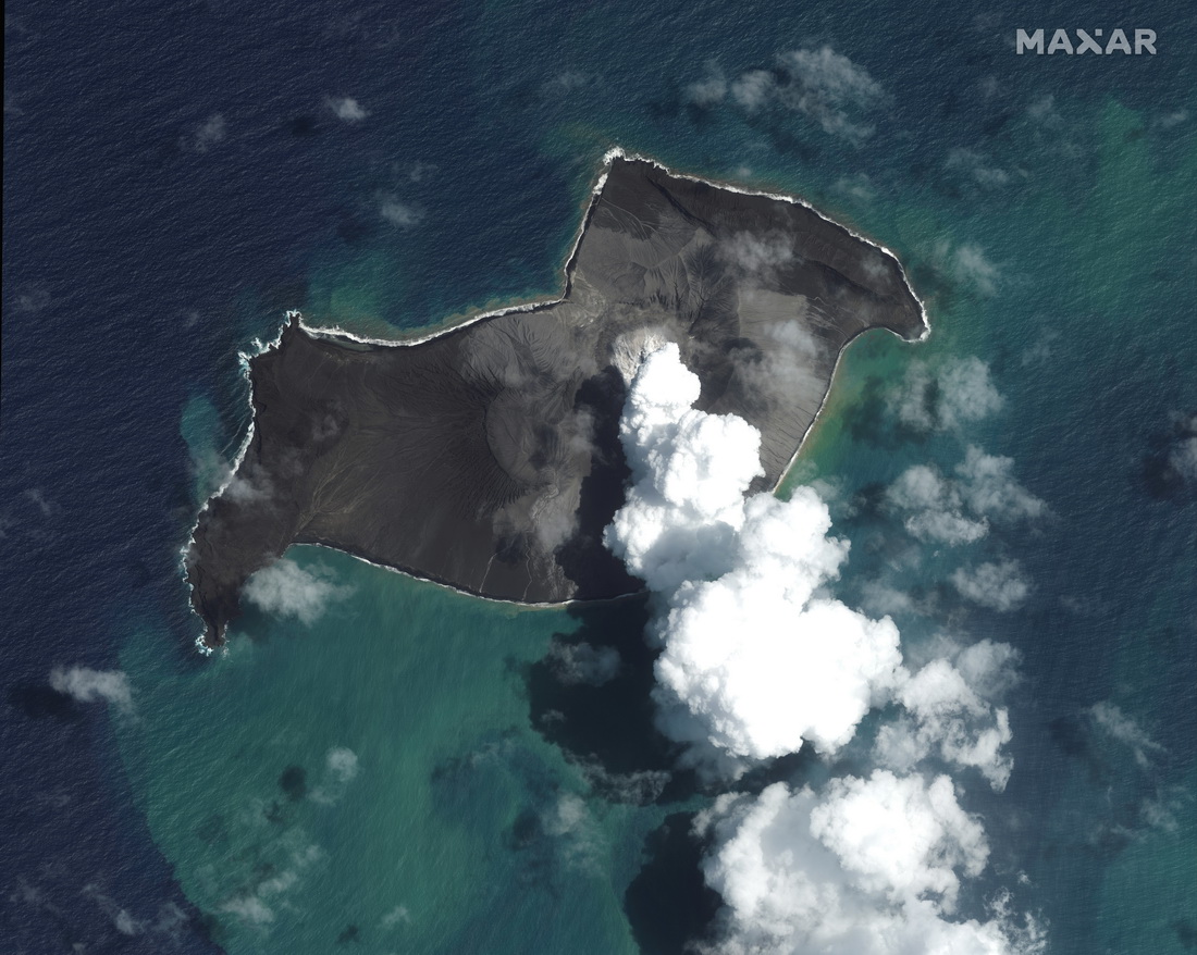 这张1月6日的卫星图片显示的是汤加洪阿哈阿帕伊岛火山喷发前的景象。