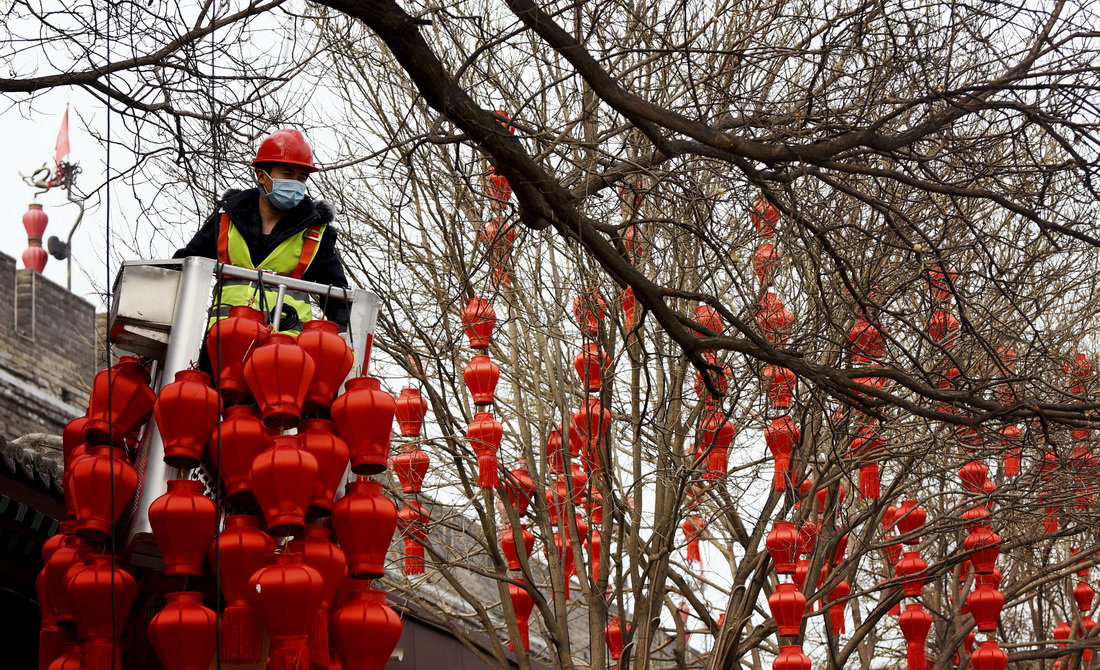 1月20日，工作人员在西安城墙景区外安装灯笼。