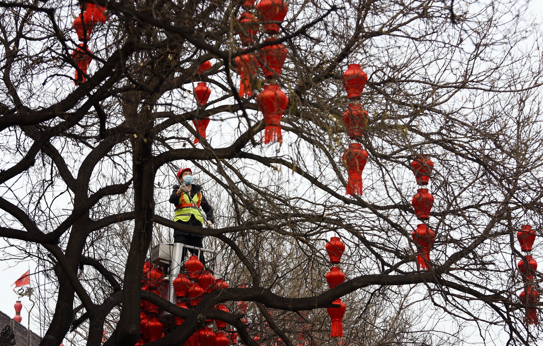 1月20日，工作人员在西安城墙景区外安装灯笼。