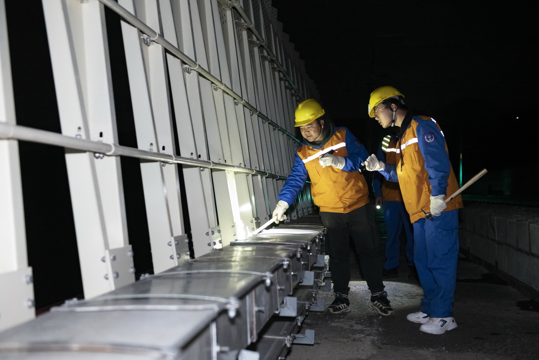 1月19日凌晨1點多，施鵬彬（左）和同事孫順良在檢修橋面防風裝置。