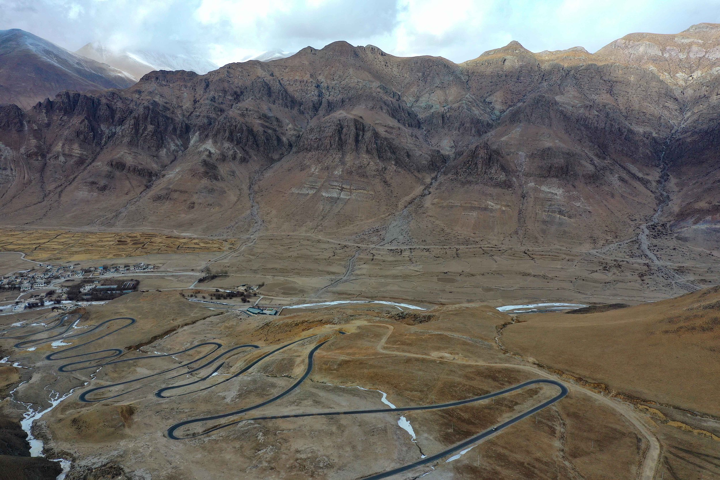 邱桑村本就是歷史文化積澱深厚之地。這裡據傳是藏醫鼻祖宇妥·雲丹貢布的出生地，邱桑溫泉距今有1500多年的歷史，含有多種礦物質。
