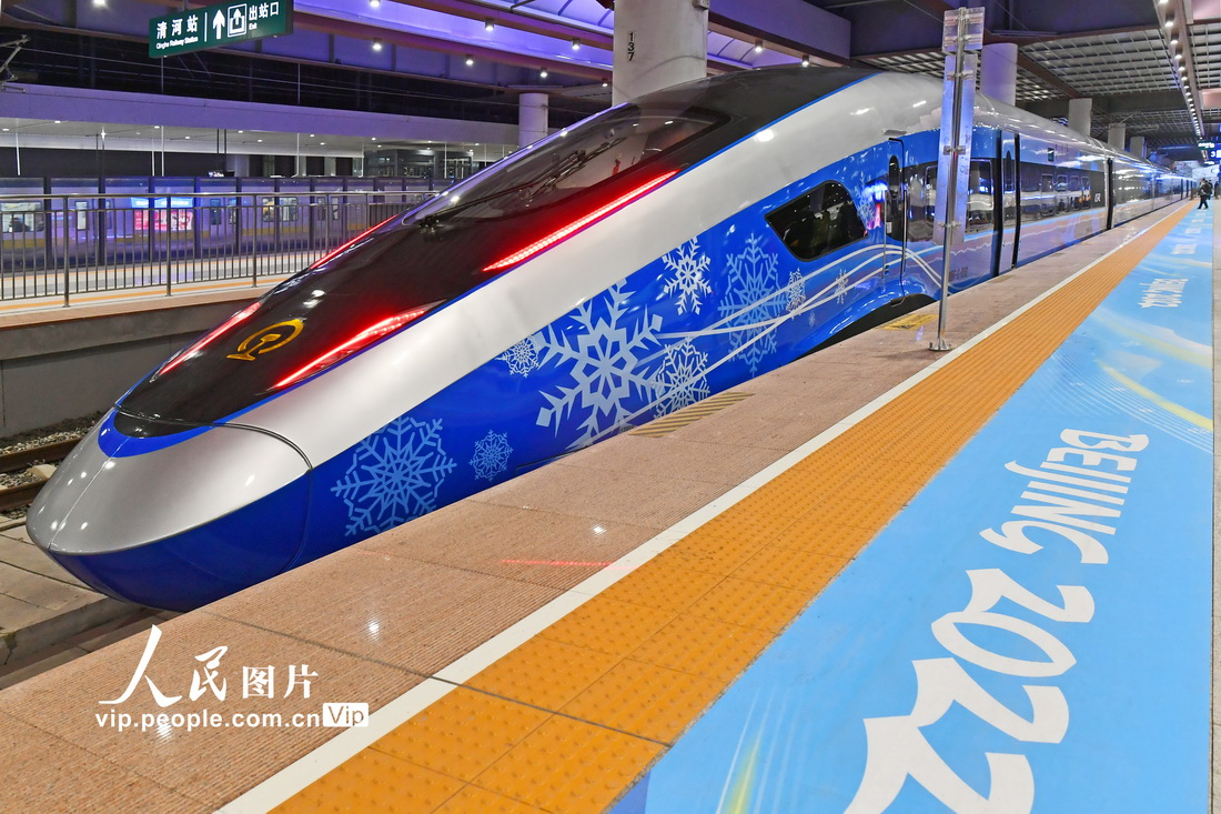 1月21日，G8825次奥运版“瑞雪迎春”复兴号智能动车组停靠在北京清河站，站台上醒目的冬奥标识格外引人注目。