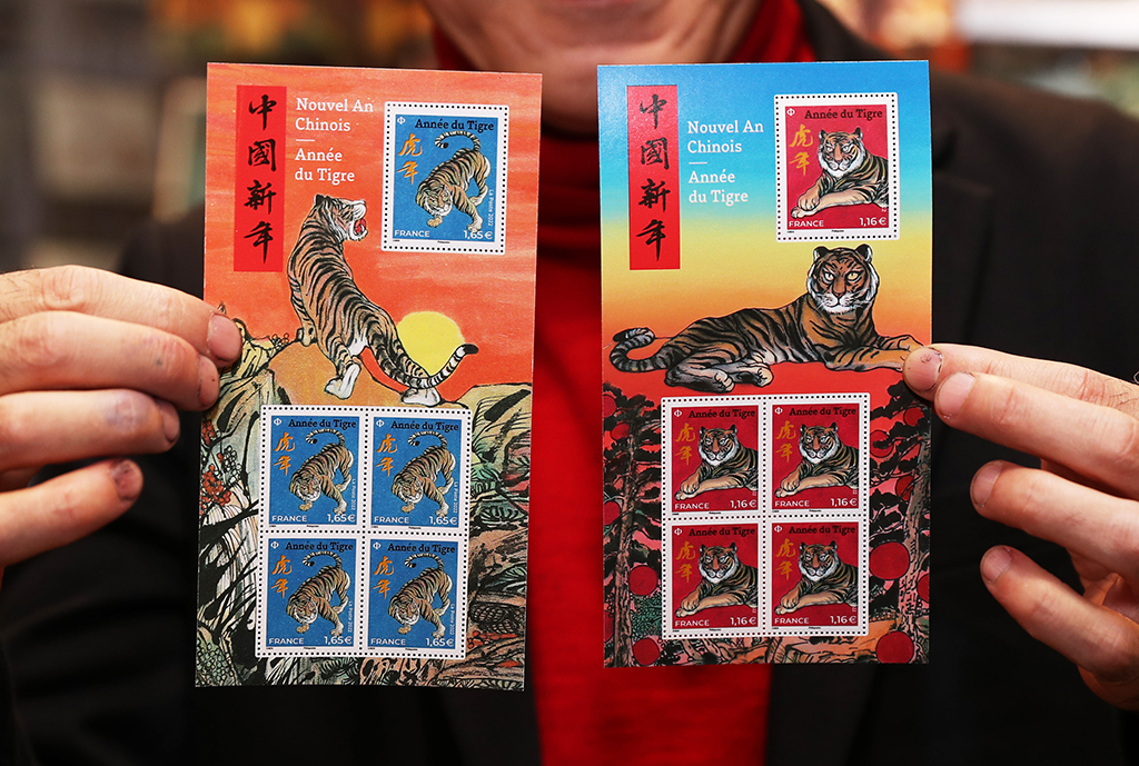 1月22日，法国华人艺术家陈江洪在巴黎展示其设计的虎年生肖纪念邮票。新华社记者 高静 摄