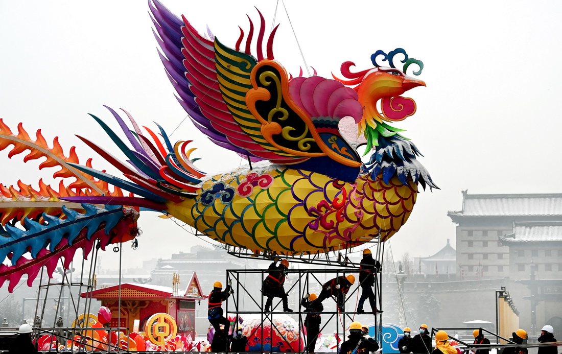 1月23日，施工人員在西安市南門廣場組裝龍鳳吉祥燈飾。