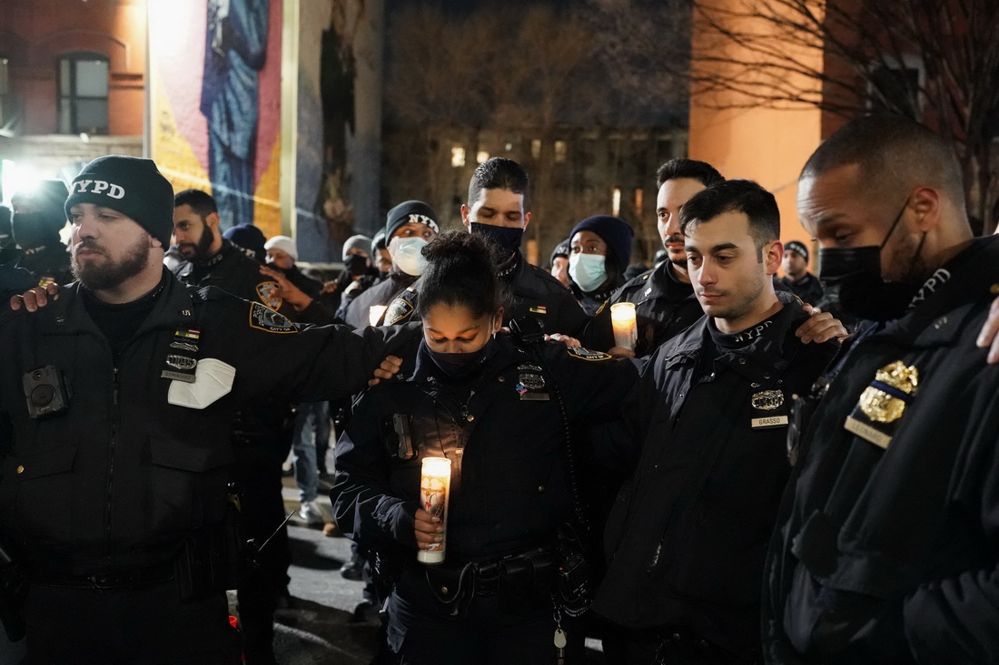 1月22日，警察在美国纽约参加悼念活动。