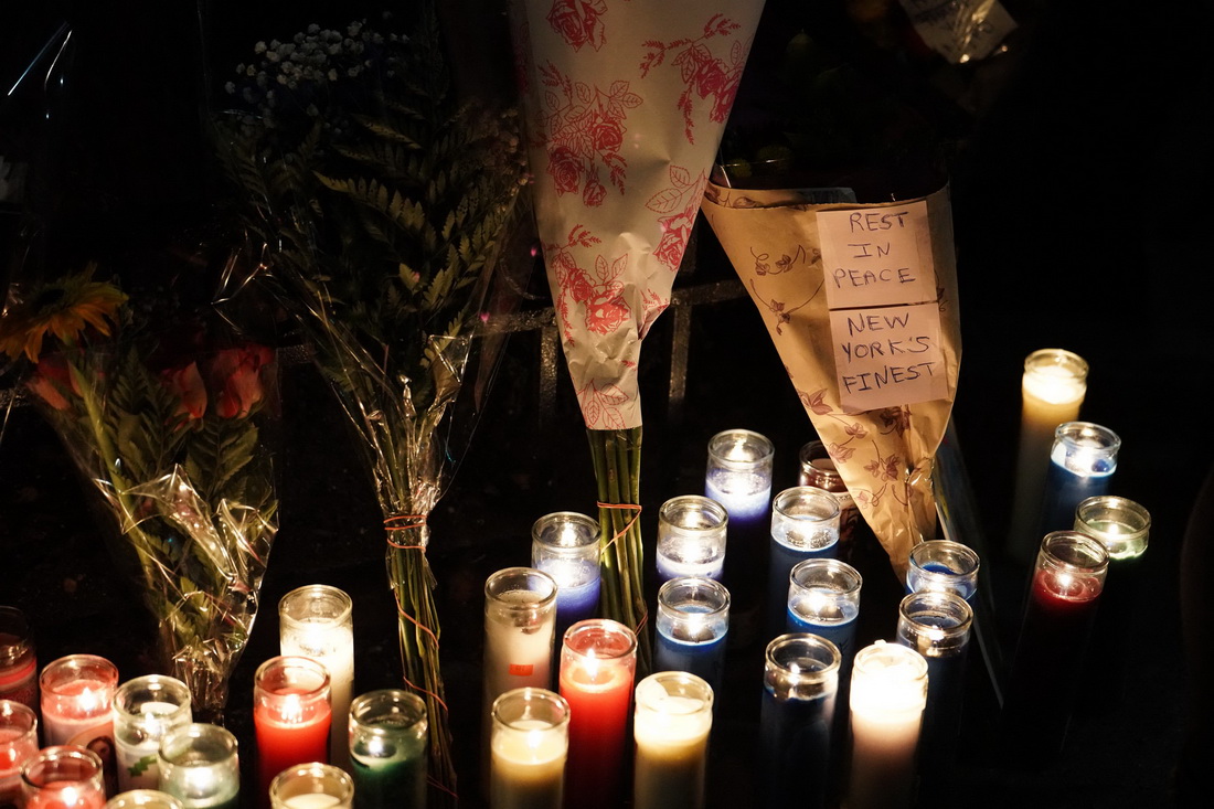 1月22日，在美国纽约，蜡烛与鲜花摆放在悼念活动现场。