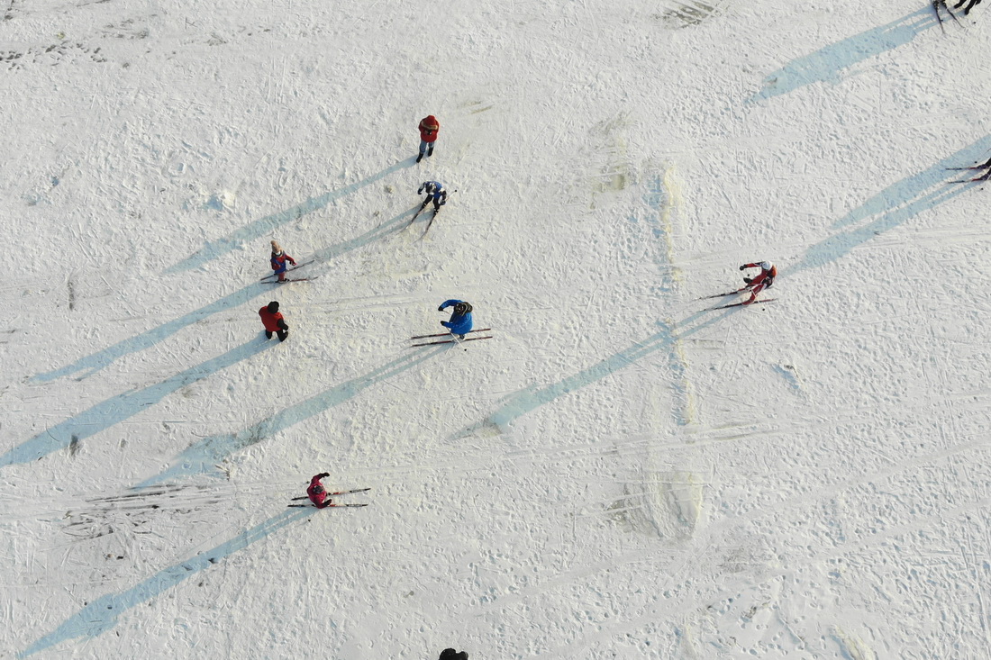  1月23日，滑雪愛好者在冰封的江面上體驗滑雪（無人機照片）。