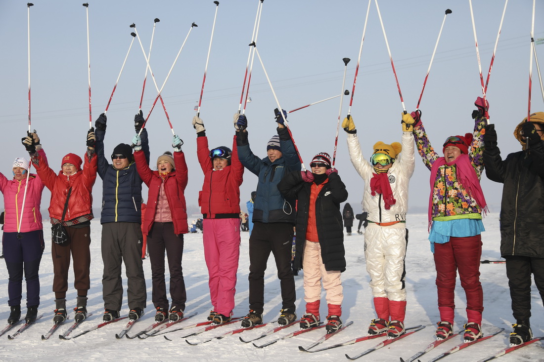 1月23日，滑雪愛好者在冰封的江面上為北京冬奧會加油。