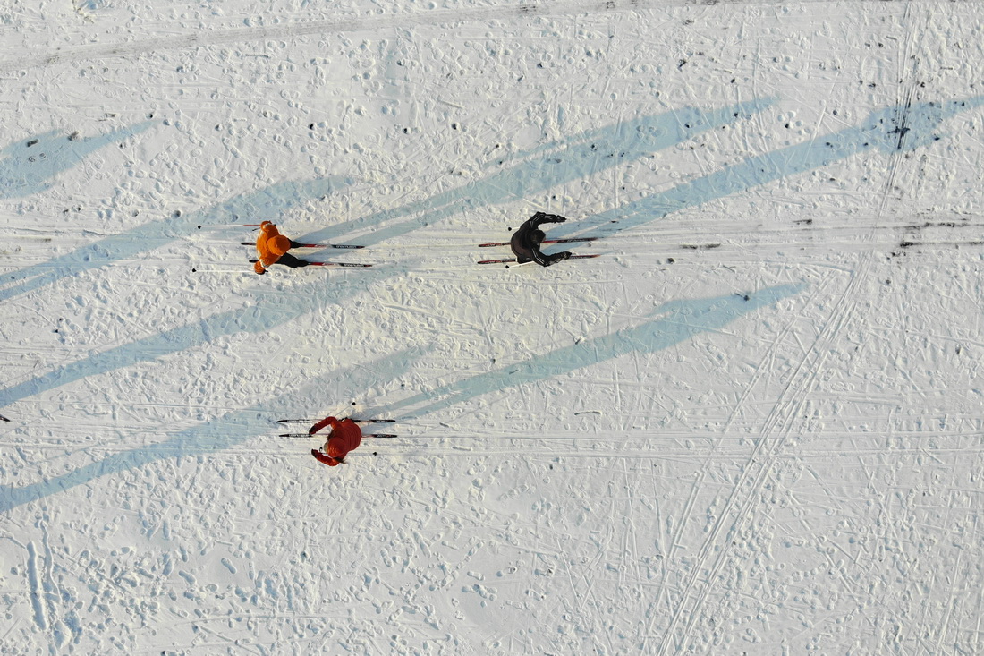 1月23日，滑雪愛好者在冰封的江面上體驗滑雪（無人機照片）。