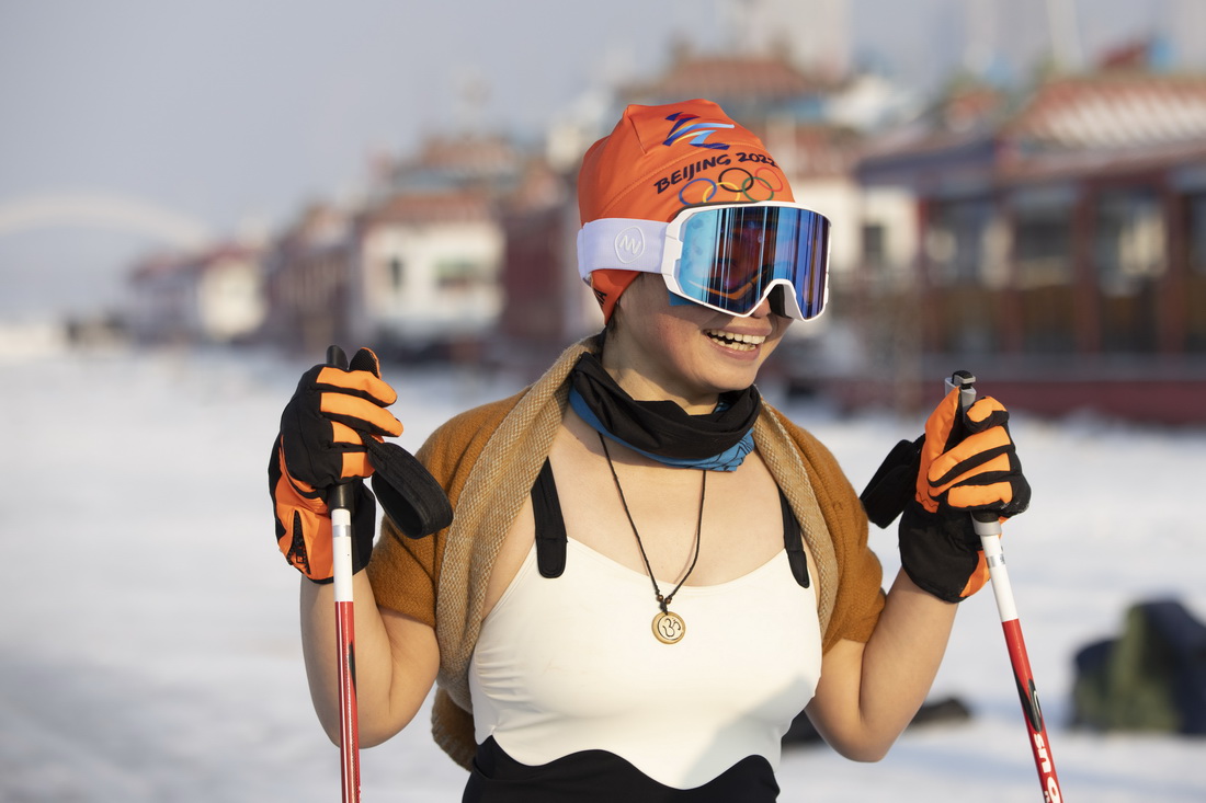 1月23日，一名滑雪爱好者准备滑行。