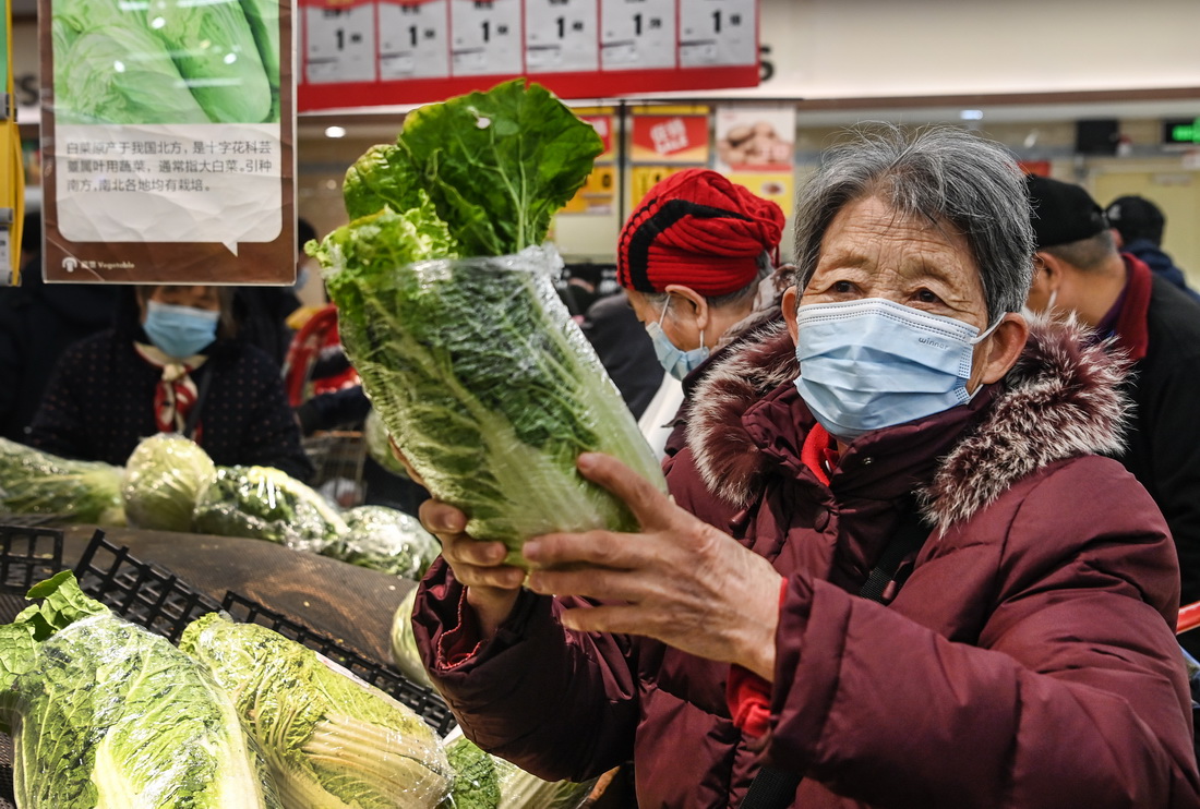 1月24日，市民在西安市朝阳门外的一家大型超市选购政府投放的储备蔬菜。