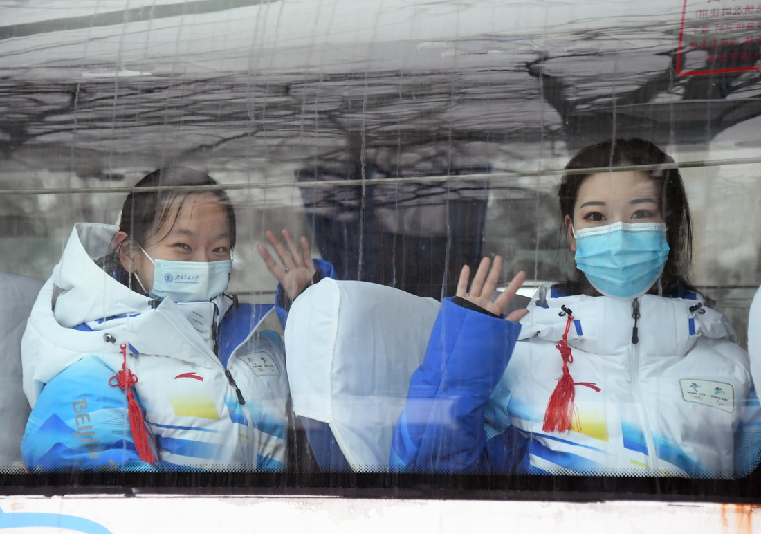 在北京交通大學，陳博（右）與暫未出發的志願者揮手告別（1月23日攝）。新華社記者 任超 攝
