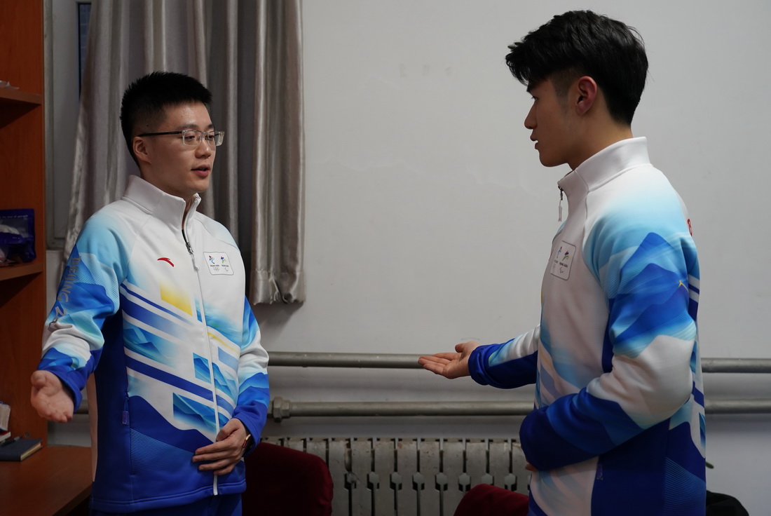 譚夏（左）與舍友王偉杰在宿舍練習志願服務禮儀（1月20日攝）。新華社記者 任超 攝