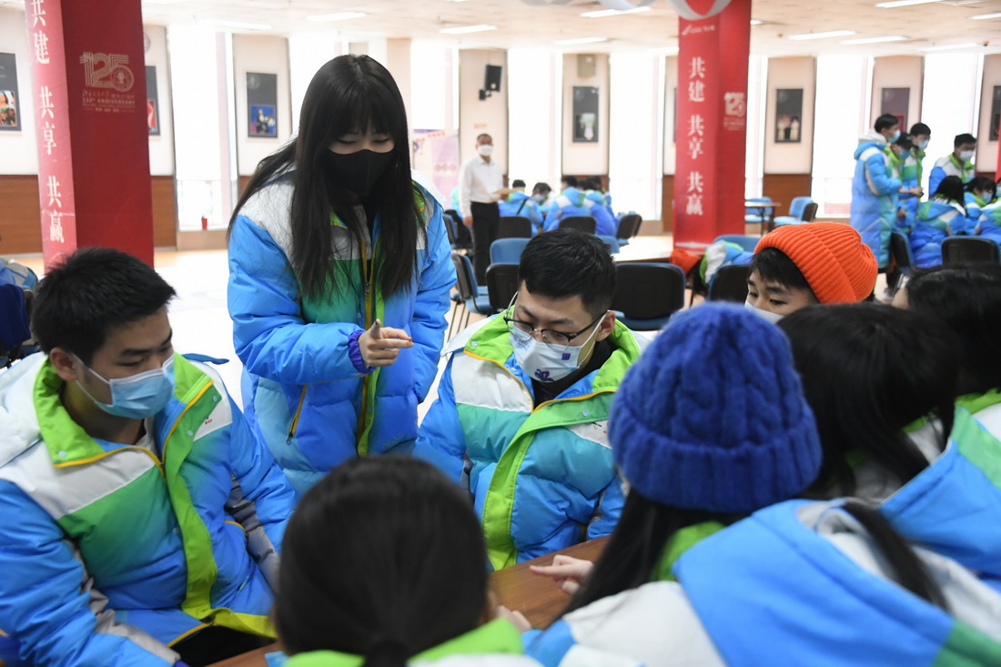 在北京交通大學學生活動服務中心，城市志願者廉璐陽（左二）參加城市志願者素質拓展活動（1月22日攝）。新華社記者 任超 攝