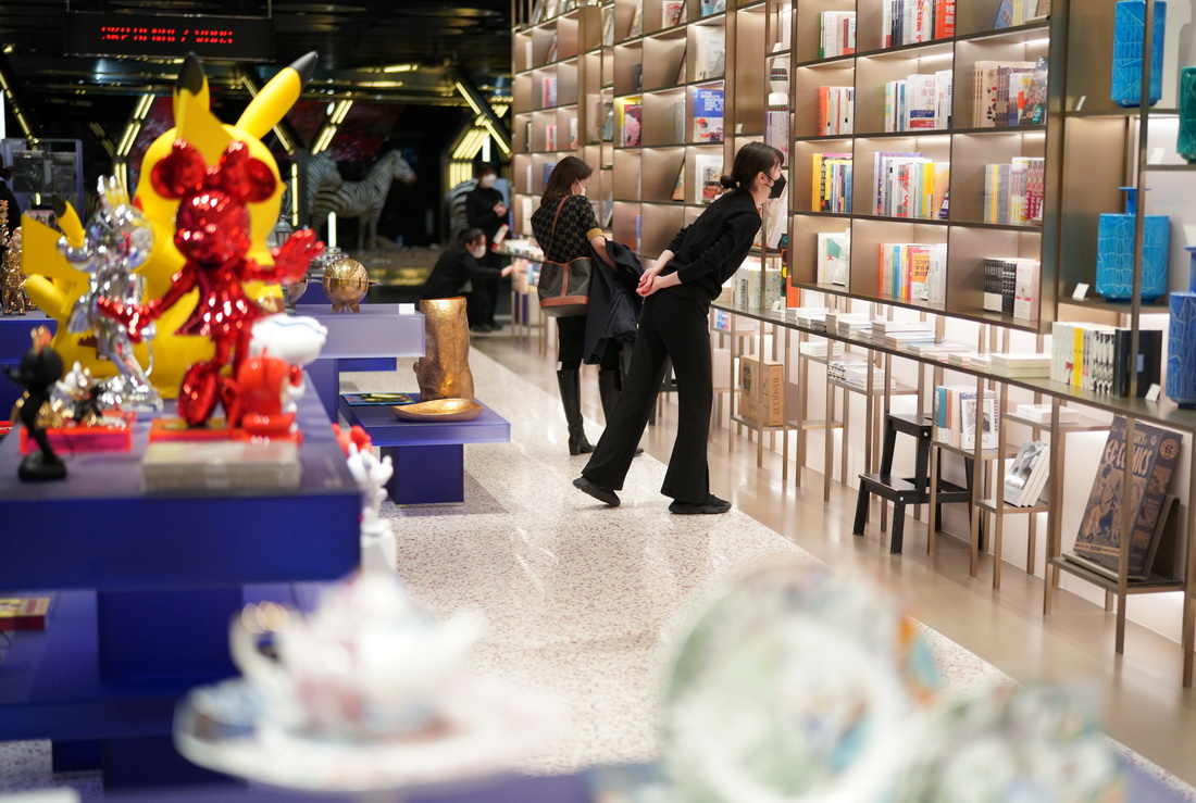 1月24日，顾客在西安一家商场内选购图书。