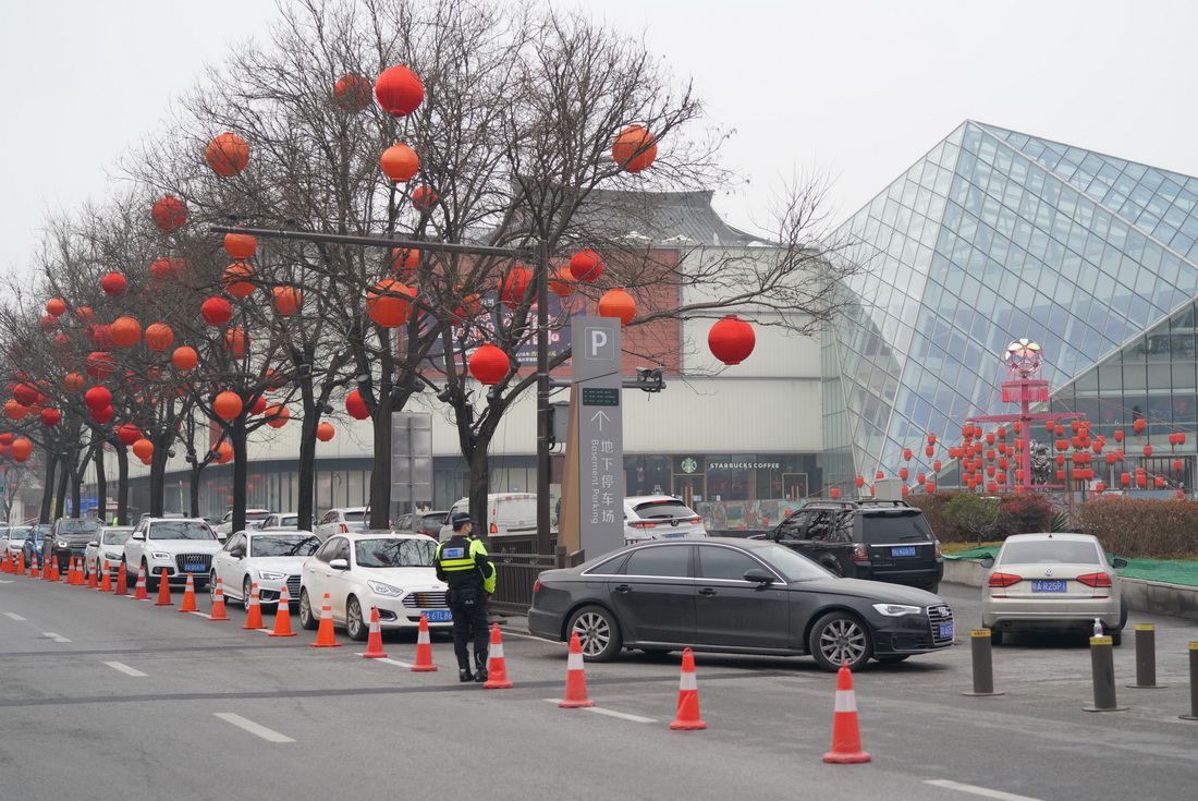 1月24日，車輛排隊進入西安曲江新區一家商場的停車場。