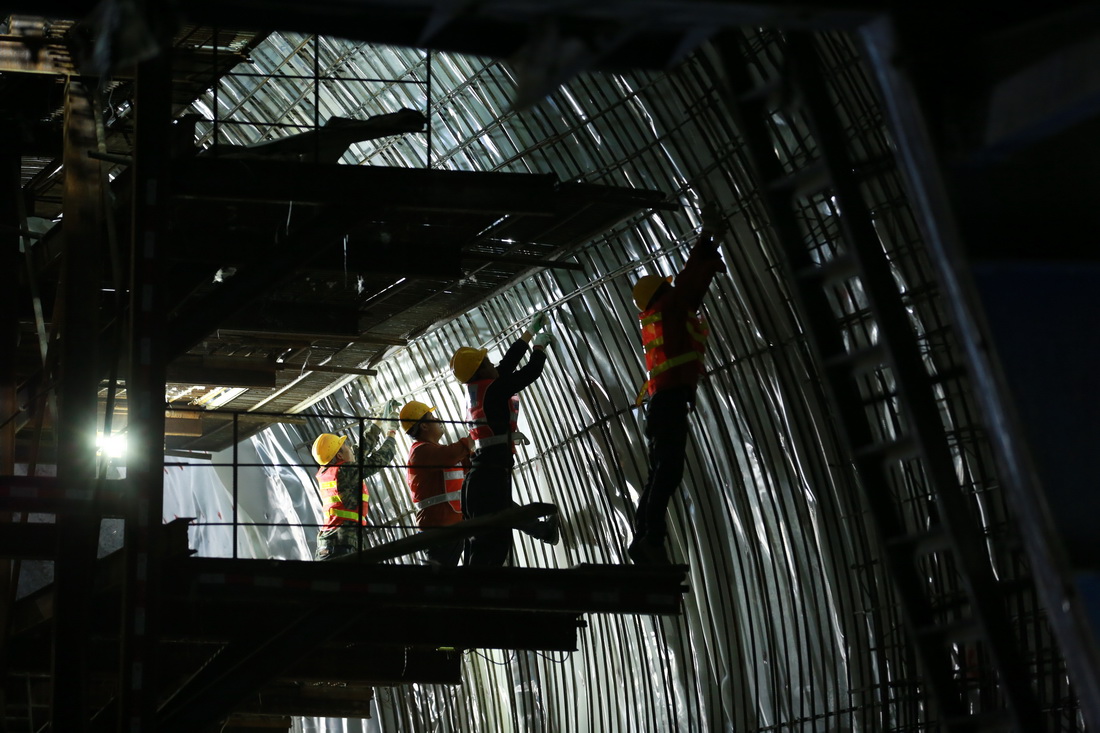 1月23日，工人在貴南高鐵（貴州段）站前三標段新都勻東一號隧道裡施工。新華社發（肖偉攝）