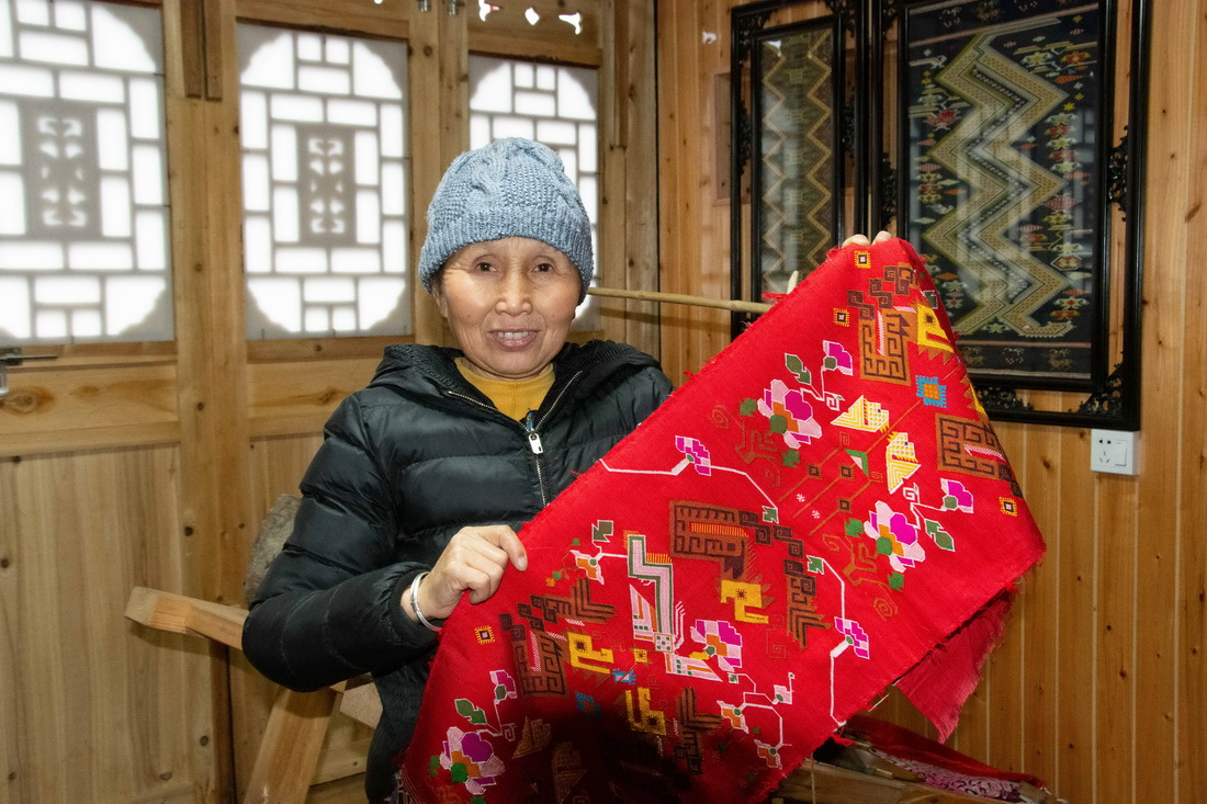 1月7日，劉代娥在撈車村展示自己做的土家織錦。新華社記者 柳王敏 攝
