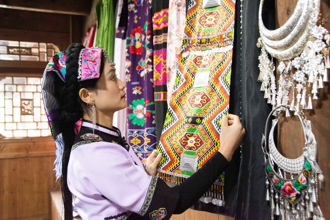 1月7日，田劍英在撈車村的個人工作室內整理土家族傳統服裝。新華社記者 柳王敏 攝