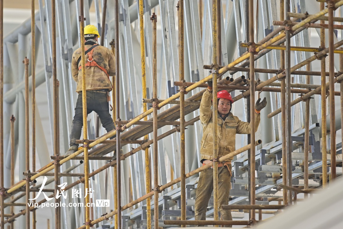 1月25日，中鐵建工的施工人員正在對鄭州南站候車大廳進行裝修作業。