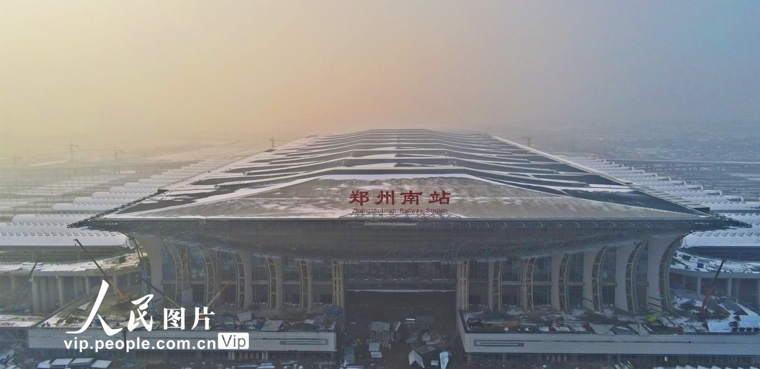 1月25日，夕陽余暉下的新建鄭州南站，車站名牌已經被安裝到位。