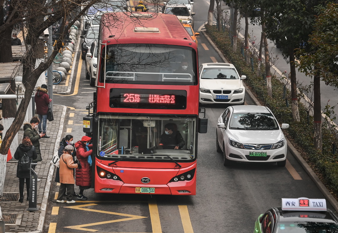 1月25日，在西安街頭，市民乘坐公交車出行。