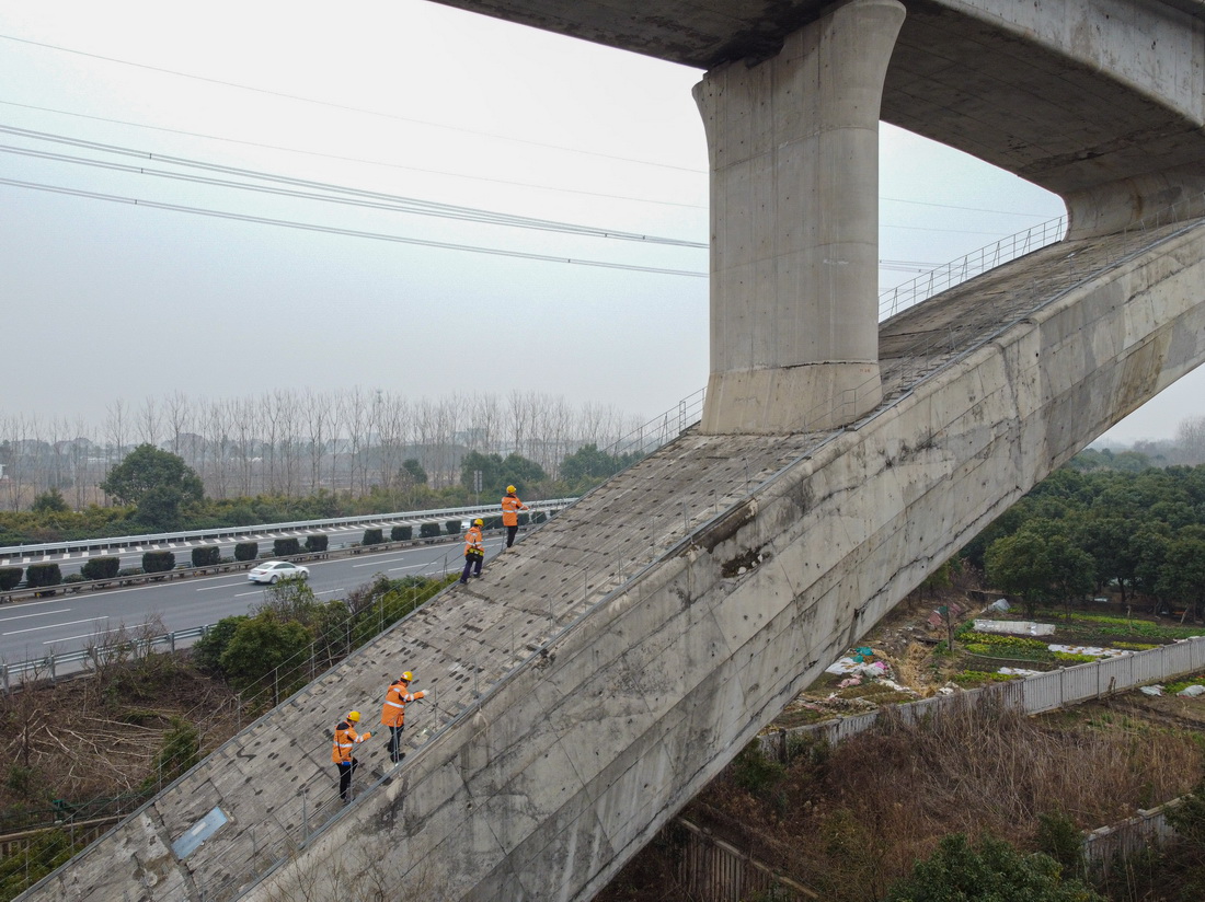 1月25日，橋梁工們對轉體梁外側進行檢查（無人機照片）。