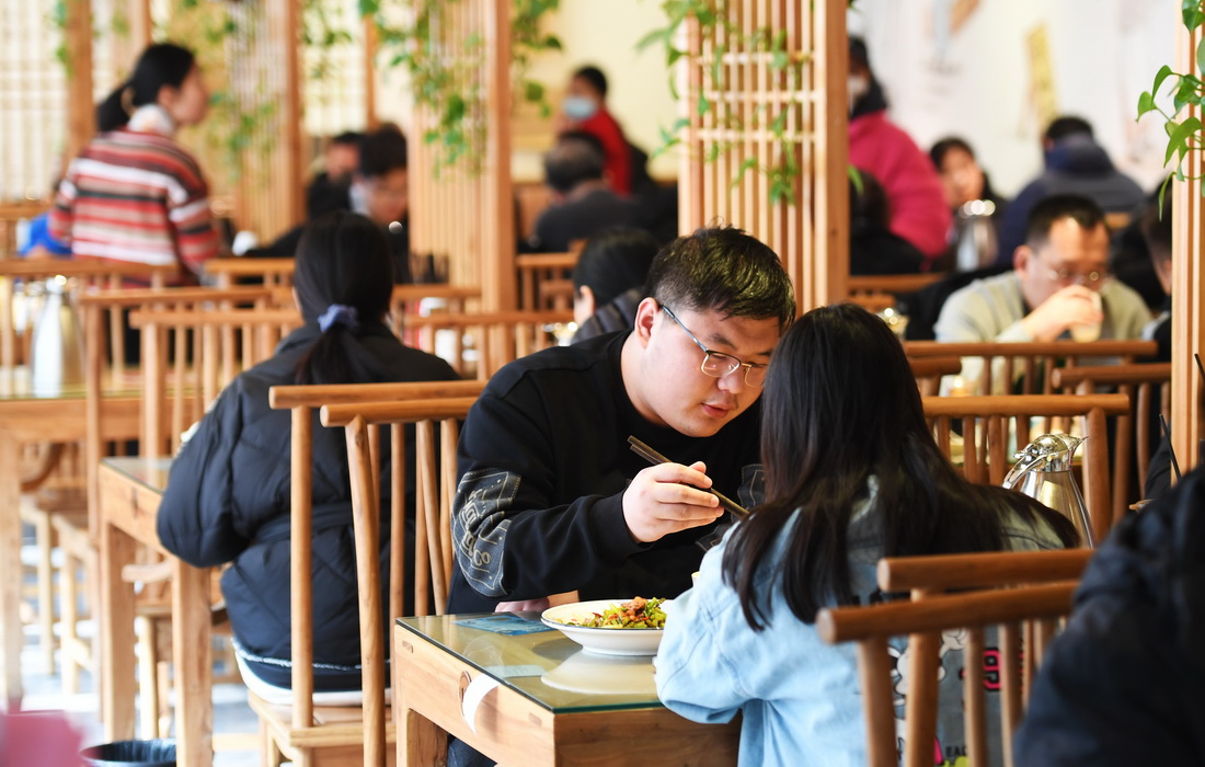 1月25日，市民在鄭州市金水區一家餐廳內用餐。新華社記者 張浩然 攝