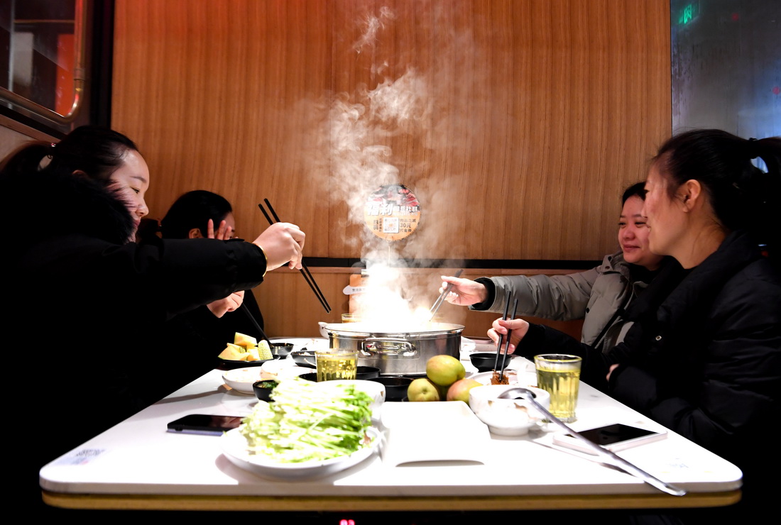 1月25日，市民在鄭州市金水區一家餐廳內用餐。新華社記者 郝源 攝