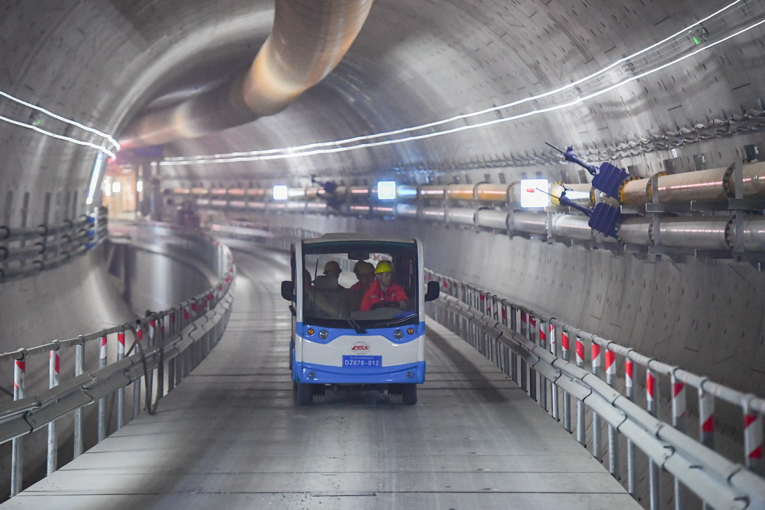 1月26日，中鐵十四局的工人在長沙市湘雅路過江通道北線隧道內巡查。