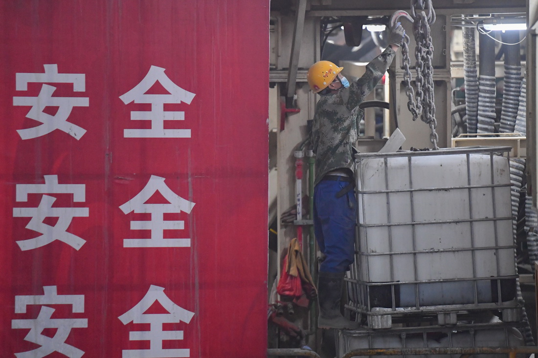 1月26日，中鐵十四局的工人在長沙市湘雅路過江通道北線隧道內作業。