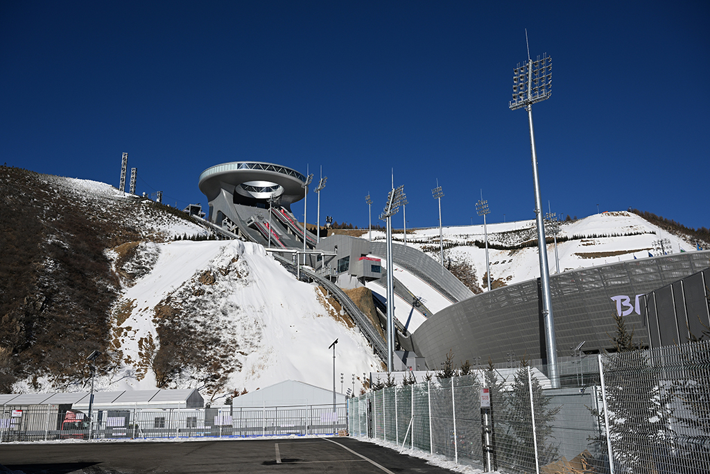 耸立在群山中的国家跳台滑雪中心――雪如意静待冬奥会开幕。