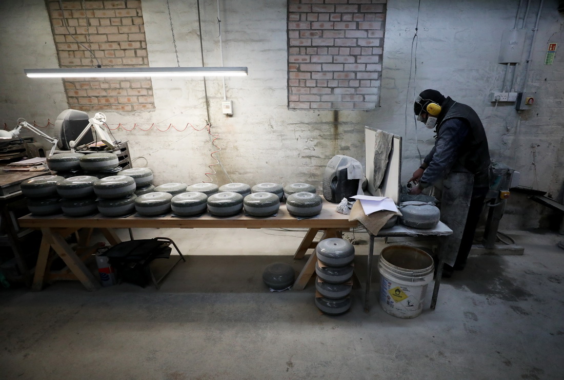 一名工人在凯斯冰壶厂内忙碌（1月24日摄）。