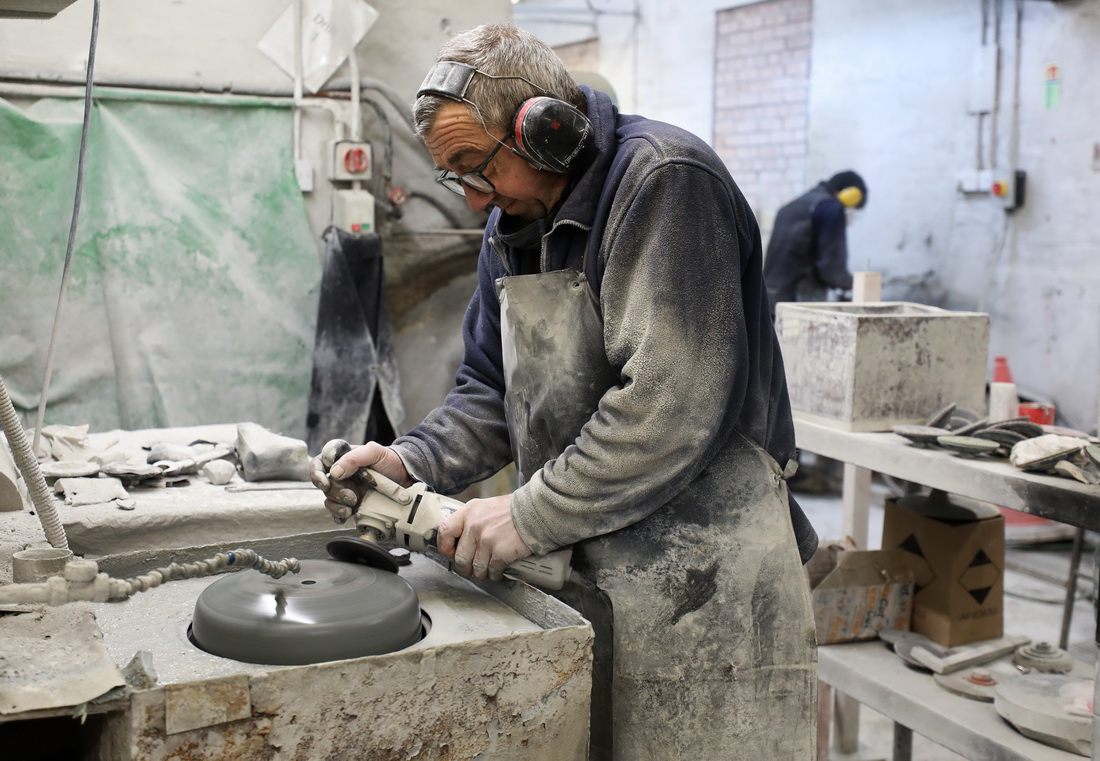 在凯斯冰壶厂，工人在打磨冰壶（1月24日摄）。