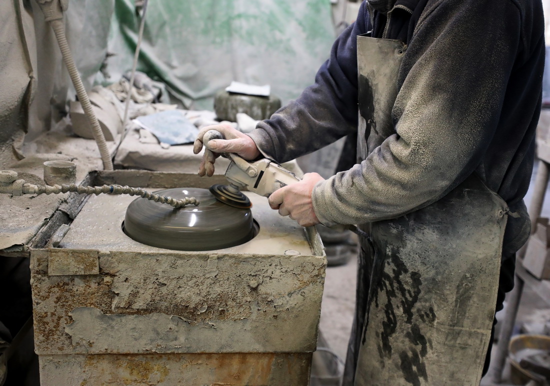 在凯斯冰壶厂，工人在打磨冰壶（1月24日摄）。