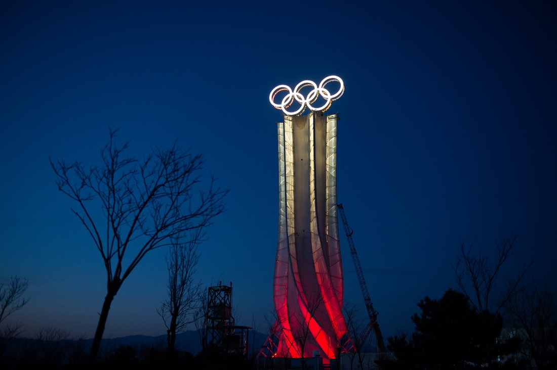 這是1月26日拍攝的亮燈的海陀塔。